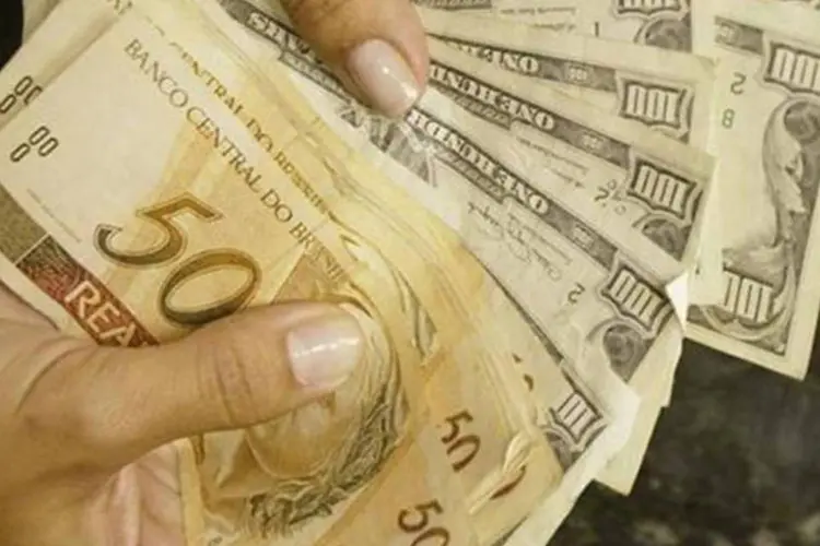 
	C&acirc;mbio: &agrave;s 9h12, a moeda norte-americana subia 0,32 por cento, a 2,2480 reais na venda
 (Bruno Domingos/Reuters)