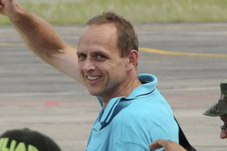 Jernoc Wobert acena após chegar no aeroporto de Barrancabermeja, depois de ser libertado pela guerrilha ELN na Colômbia (Emmanuel Perez/Reuters)