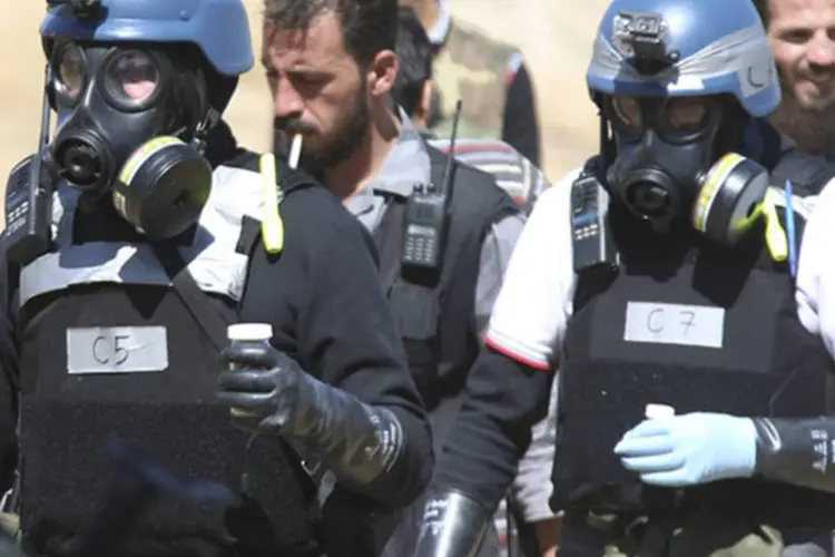 Especialistas em armas químicas da ONU coleta amostras em uma dos locais supostamente atacados na periferia de Damasco (Mohamed Abdullah/Reuters)