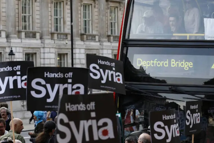 Manifestantes durante protesto contra a intervenção militar proposta pelas potências ocidentais no centro de Londres (Olivia Harris/Reuters)