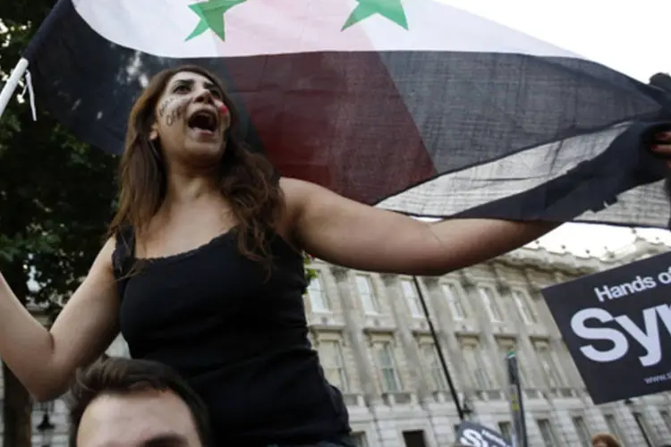 Manifestantes durante protesto contra a intervenção militar proposta pelas potências ocidentais no centro de Londres (Olivia Harris/Reuters)