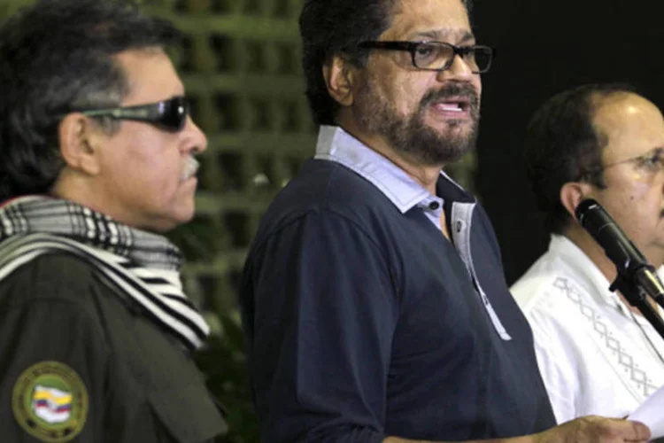 Líder das negociações de paz das FARC, Ivan Marquez, lê documento durante conferência de imprensa em Havana, Cuba (Enrique De La Osa/Reuters)