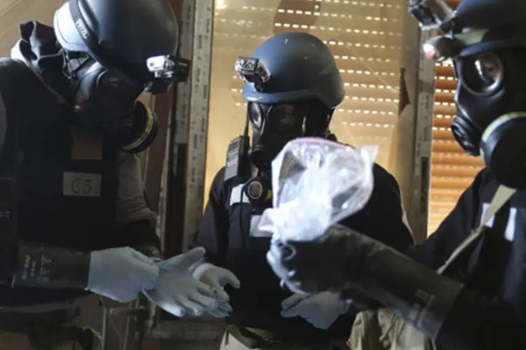 Especialista em armas químicas da ONU em um dos locais do suposto ataque com armas químicas nos subúrbios de Damasco, na Síria (Reuters)