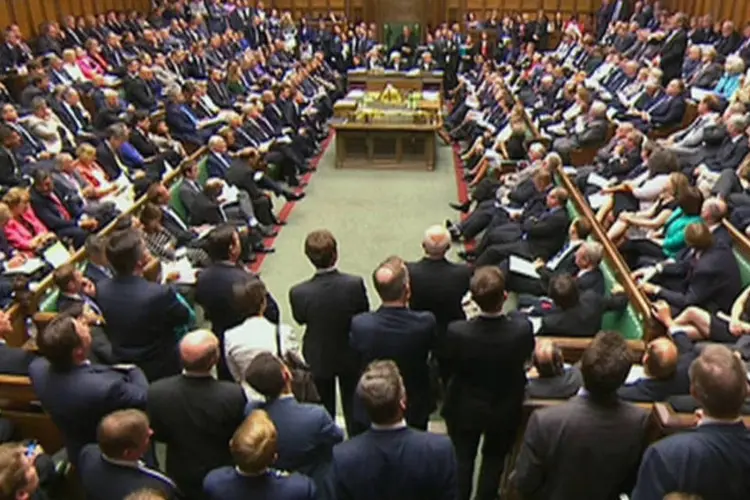 
	Membros do parlamento brit&acirc;nico em uma sess&atilde;o na C&acirc;mara dos Comuns
 (UK Parliament via Reuters TV/Reuters)