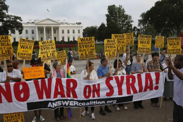 Manifestantes protestam contra uma possível intervenção militar na Síria em frente a Casa Branca, em Washington (Jason Reed/Reuters)