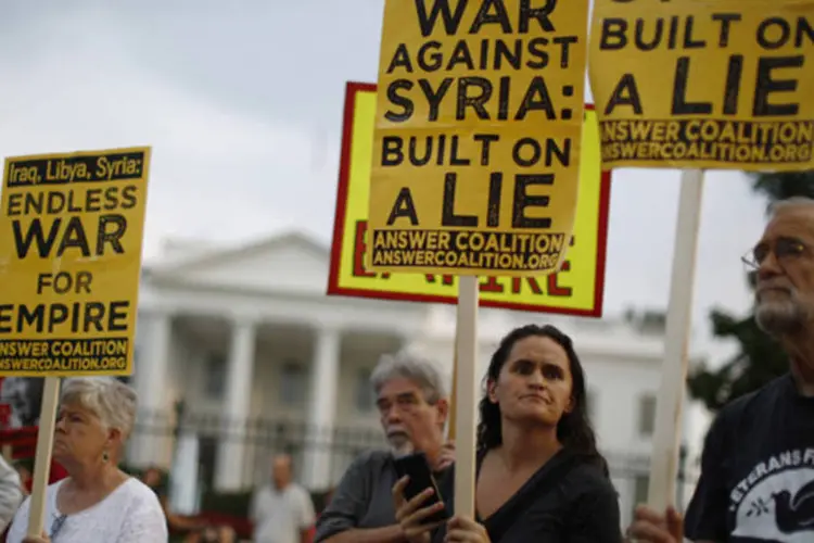 Manifestantes protestam contra uma possível intervenção militar na Síria em frente a Casa Branca, em Washington (Jason Reed/Reuters)