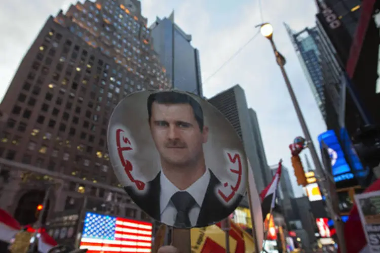 Ativistas e apoiadores do presidente sírio Bashar al-Assad durante uma manifestação na Times Square, em Nova York (Adrees Latif/Reuters)