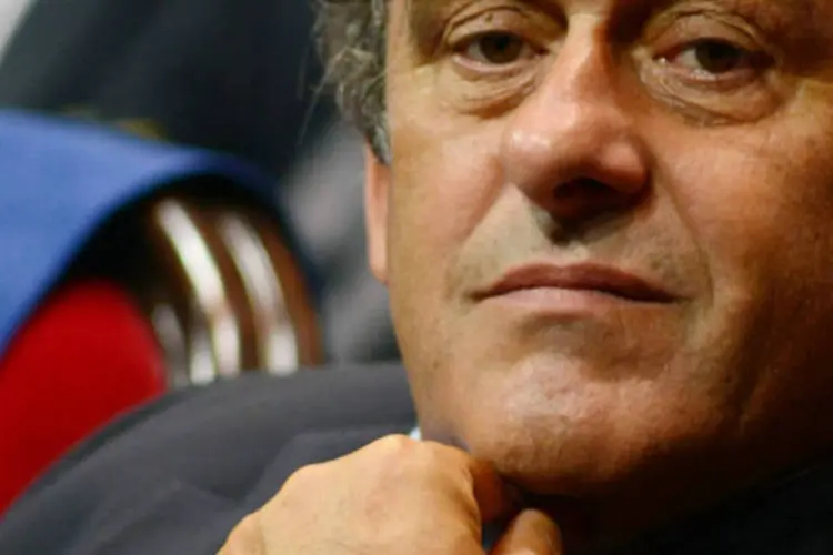 
	Platini: o nome dele passou a ser envolvido no imbr&oacute;glio&nbsp;
 (Jean Pierre Amet/Reuters)