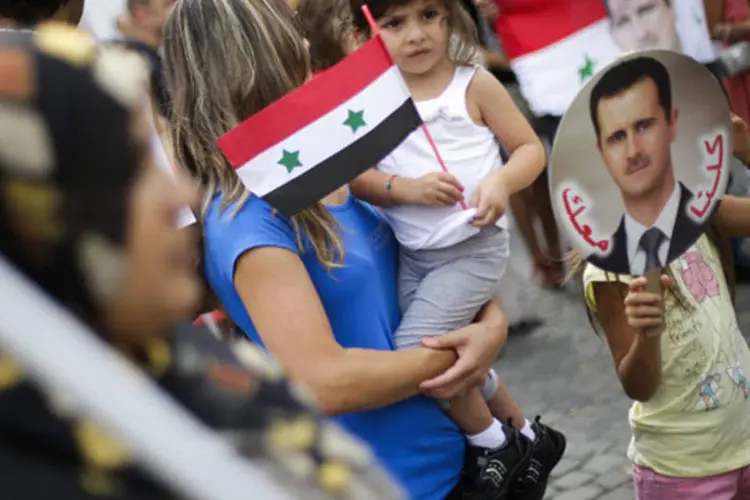 Apoiadores do presidente sírio Bashar al-Assad durante manifestação contra uma intervenção militar no centro de Roma (Max Rossi/Reuters)