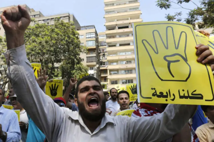 Membros da Irmandade Mulçumana e apoiadores do presidente deposto do Egito Mohamed Mursi gritam palavras de ordem contra os militares (Louafi Larbi/Reuters)