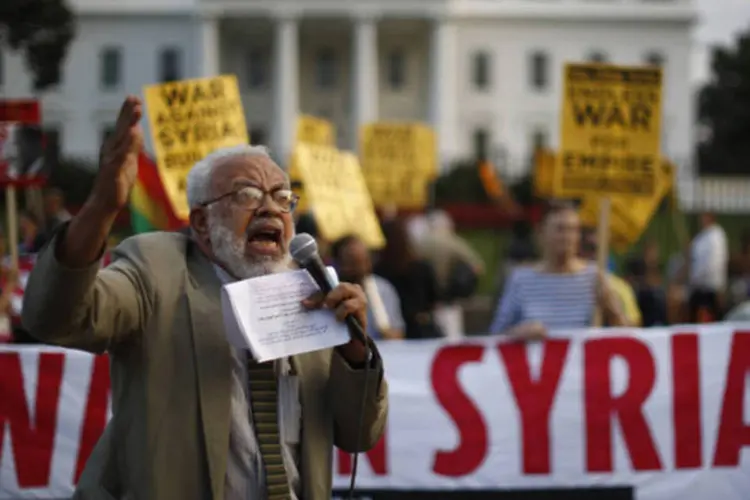 O manifestante Ashraf El-Bayoumi grita contra um ataque militar contra a Síria durante um protesto contra a Casa Branca em Washington (Jason Reed/Reuters)