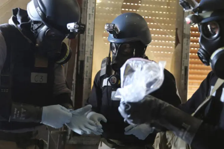 Equipe de peritos da ONU é vista em um dos locais onde ocorreu ataque com armas químicas, na Síria (Mohamed Abdullah/Reuters)