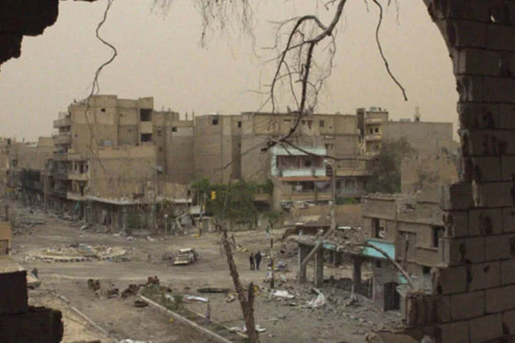 
	Pr&eacute;dio na S&iacute;ria: combatentes da oposi&ccedil;&atilde;o fizeram com que o edif&iacute;cio da administra&ccedil;&atilde;o de ve&iacute;culos militares nos arredores da cidade de Harasta&nbsp;
 (Khalil Ashawi/Reuters)