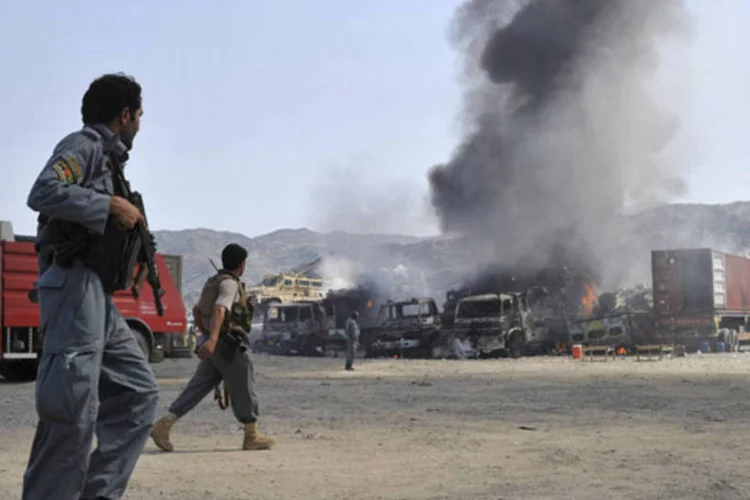 
	Policial afeg&atilde;o inspeciona o local de um ataque do Taleban no distrito de Torkham, na prov&iacute;ncia de Jalalabad
 (Reuters/Stringer/Reuters)