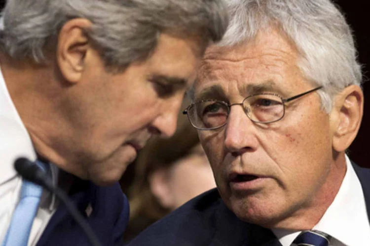 John Kerry e Chuck Hangel conversam antes de apresentar o plano de ação dos EUA na Síria para o Comitê de Relações Internacionais do Senado (Joshua Roberts)