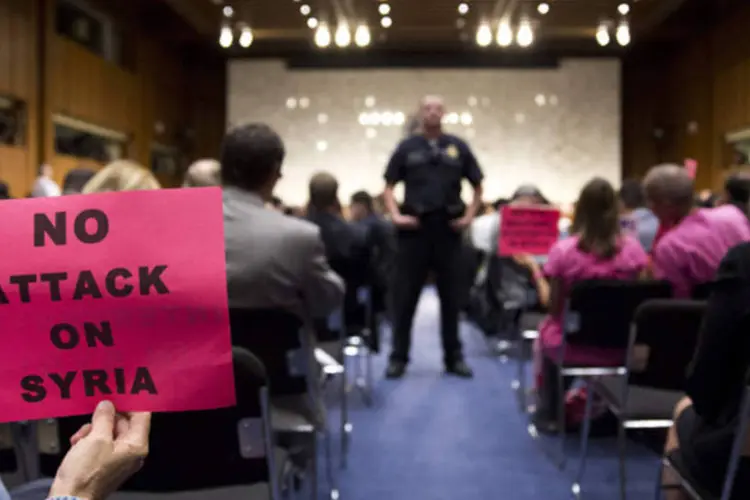Manifestante segura uma placa contra uma intervenção militar na Síria durante audiência na Comissão de Relações Internacionais do Senado dos EUA (Joshua Roberts/Reuters)