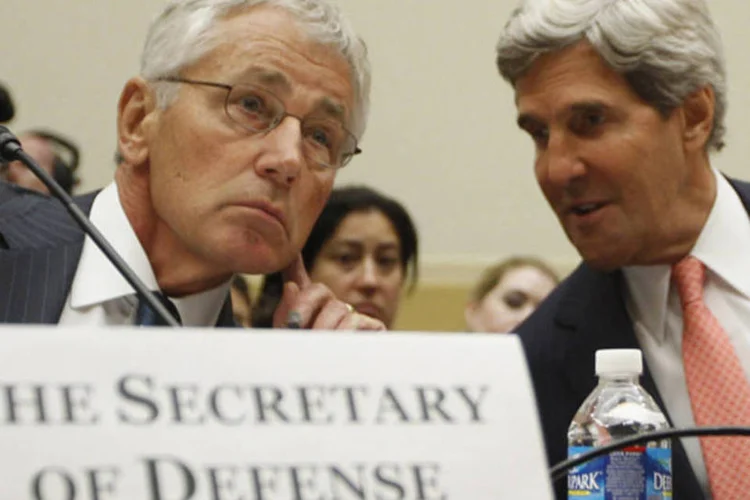 Chuck Hagel conversa com John Kerry durante reunião na Comissão de Relações Exteriores do Senado dos EUA para discutir uma intervenção militar na Síria (Jason Reed/Reuters)