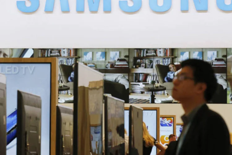 
	Samsung: empresa, que tomou o posto de l&iacute;der mundial em smartphones da Apple, exibiu em janeiro prot&oacute;tipos de produtos com uma tela flex&iacute;vel e uma tela que se estende a partir da lateral de um dispositivo
 (Fabrizio Bensch/Reuters)