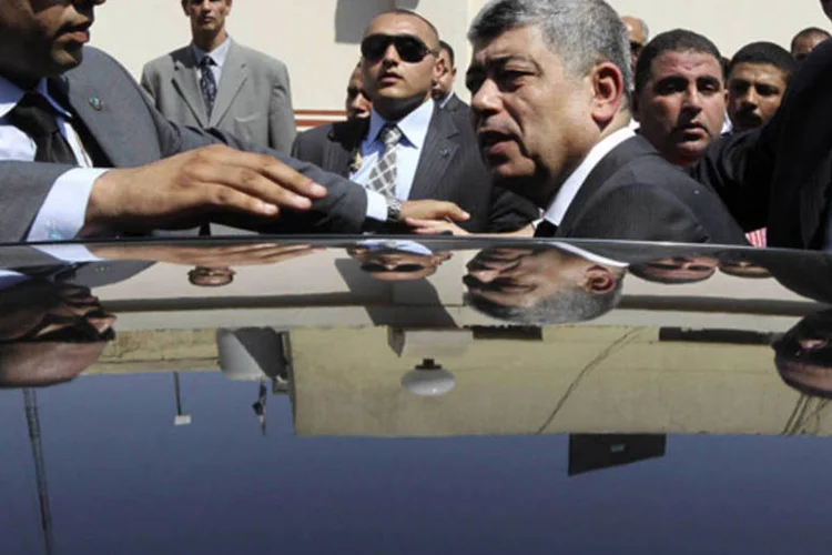 Ministro do Interior do Egito, Mohamed Ibrahim, entra em seu carro após participar do funeral de policiais mortos durante confrontos no Cairo
 (Muhammad Hamed/Reuters)