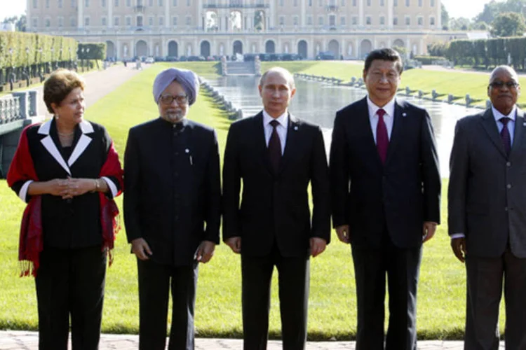 Chefes de estado dos países que formam o grupo dos Brics posam para foto após reunião durante cúpula de G20 em Strelna, próximo a São Petersburgo (Sergei Karpukhin/Reuters)