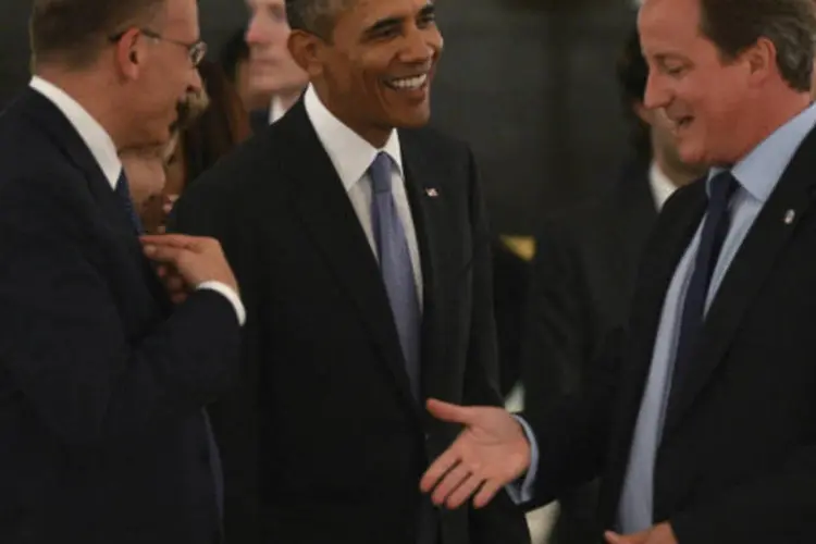 Os primeiro-ministros da Itália e do Reino Unido, Enrico Letta (e) e David Cameron (d), conversam com o presidente Obama durante o G20 (Ramil Sitdikov/RIA Novosti/Pool/Reuters)