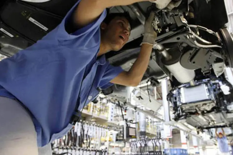 
	Funcion&aacute;rio monta um carro em f&aacute;brica da Volkswagen em S&atilde;o Bernardo do Campo, S&atilde;o Paulo
 (Nacho Doce/Reuters)