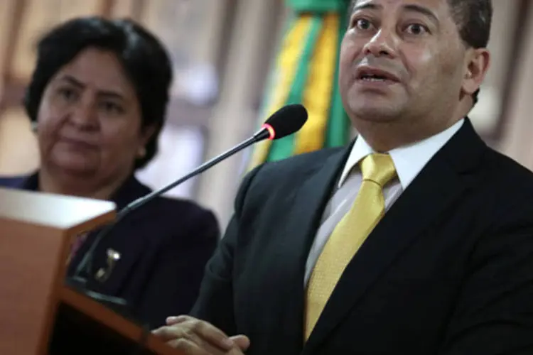 Ministro da Casa Civil da Bolívia, Carlos Romero, durante conferência de imprensa após se encontrar com o Ministro da Justiça do Brasil, José Eduardo Cardozo (Ueslei Marcelino/Reuters)