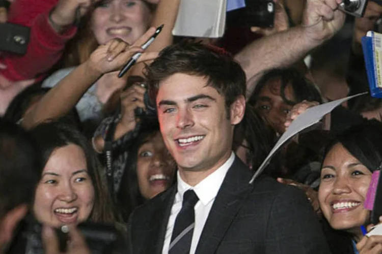 Ator Zac Efron posa para foto com fãs durante a pré-estreia do filme "Obsessão", no 38º Festival Internacional de Toronto (Fred Thornhill/Reuters)