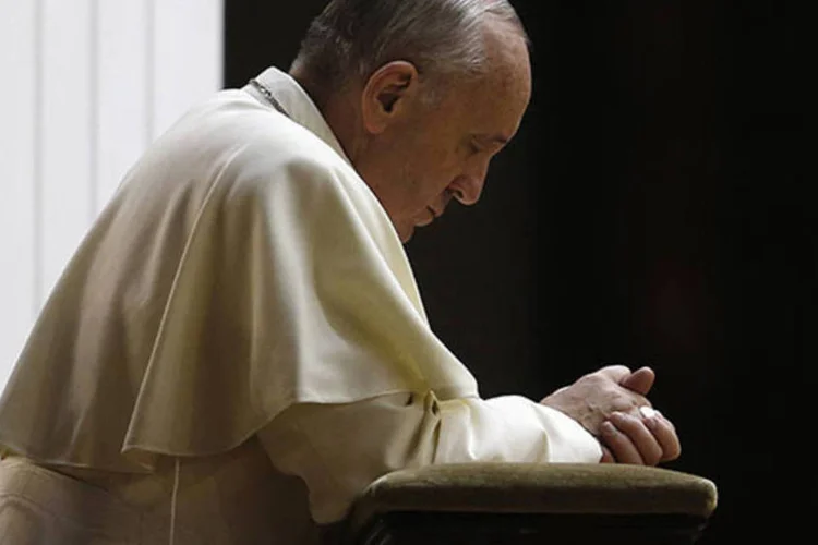 
	Papa Francisco durante ora&ccedil;&atilde;o: declara&ccedil;&otilde;es foram feitas um dia depois da publica&ccedil;&atilde;o de uma mat&eacute;ria na qual o papa acusou a obsess&atilde;o da igreja com &quot;regras mesquinhas&quot;
 (Tony Gentile/Reuters)
