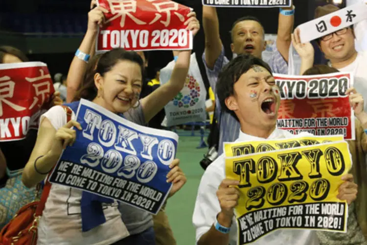 Japoneses celebram a vitória de Tóquio para a disputa da sede dos Jogos Olímpicos de 2020 (Toru Hanai/Reuters)