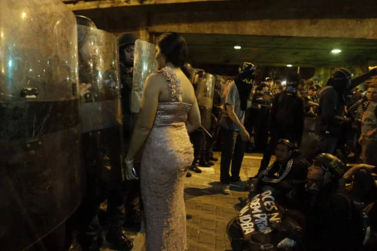 Mulher conversa com policiais da tropa de choque durante uma manifestação contra o governo de Sergio Cabral, durante as manifestações do Dia da Independência (Ricardo Moraes/Reuters)