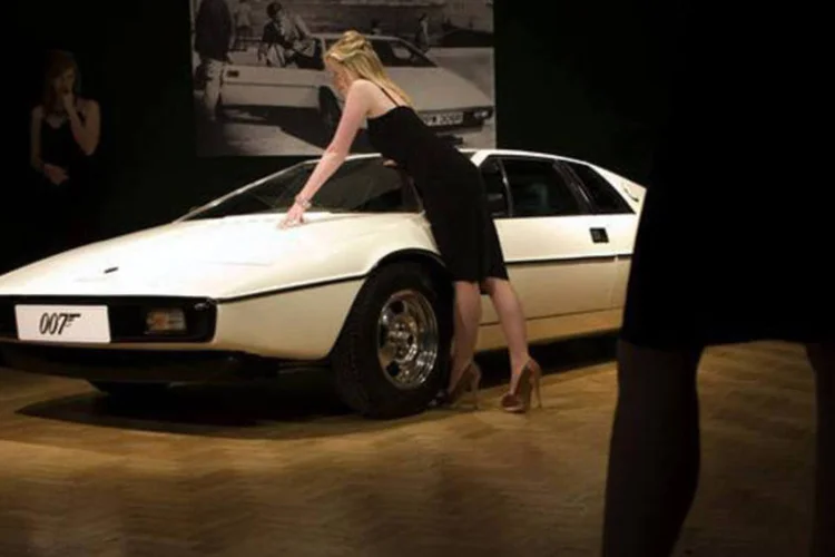 Fotografia do carro modelo Lotus Esprit, usado no filme de James Bond "007 - O Espião que me Amava", tirada durante leilão em Londres (Kevin Coombs/Reuters)
