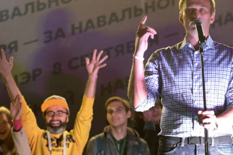 Líder da oposição russa Alexei Navalny discursa durante uma manifestação em Moscou após resultados das eleições municipais (Tatyana Makeyeva/Reuters)
