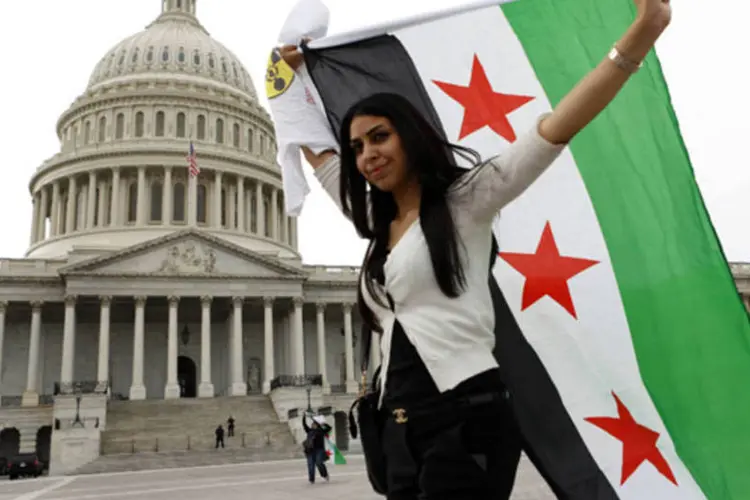
	Manifestante anti-Assad durante protesto a favor da a&ccedil;&atilde;o militar americana na S&iacute;ria em frente ao Congresso americano em Washington
 (Kevin Lamarque/Reuters)