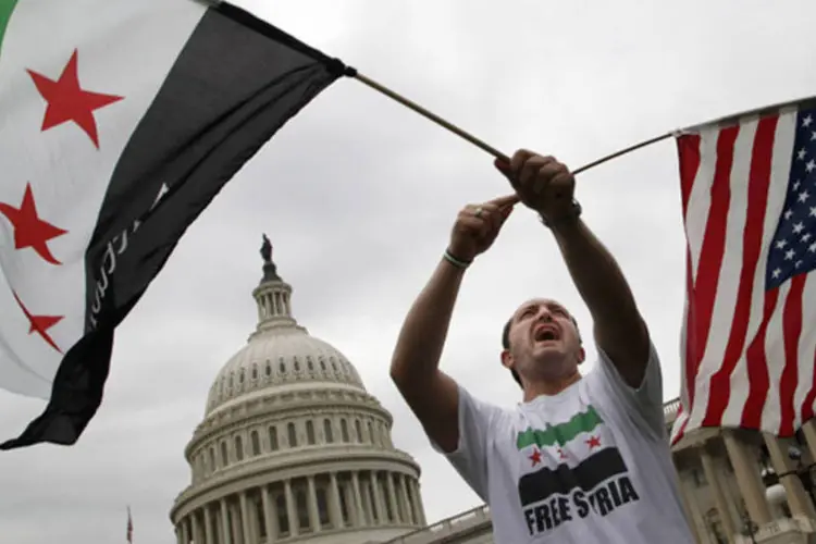 
	Manifestante durante protesto a favor da a&ccedil;&atilde;o militar americana na S&iacute;ria em frente ao Congresso americano em Washington
 (Jonathan Ernst/Reuters)