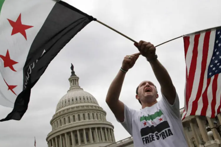 
	Manifestante durante protesto a favor da a&ccedil;&atilde;o militar americana na S&iacute;ria: coment&aacute;rios parecem ser parte de uma estrat&eacute;gia para convencer os EUA a desistirem de atacar a S&iacute;ria
 (Jonathan Ernst/Reuters)