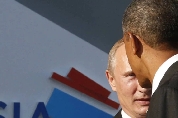 Presidente russo, Vladimir Putin, dá boas-vindas ao presidente dos EUA, Barack Obama, antes da primeira reunião do G20 no palácio Constantine (Grigory Dukor/Reuters)