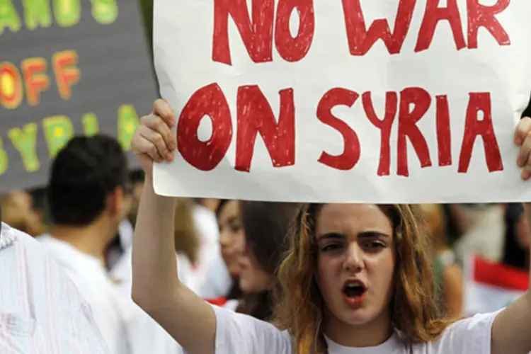 Manifestante síria-americana Rose Ahmad protesta contra uma possível intervenção militar dos EUA contra a Síria durante manifestação em frente à Casa Branca, em Washington (Jim Bourg/Reuters)
