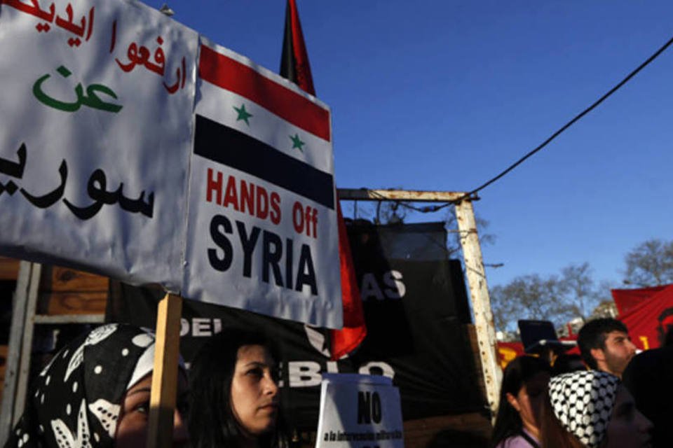 Síria promete entregar armas, mas EUA e Rússia divergem