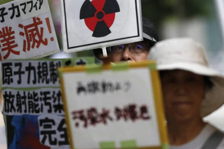 Manifestantes anti-energia nuclear durante uma manifestação em frente a sede da Autoridade Reguladora de Energia Nuclear do Japão  (Issei Kato/Reuters)