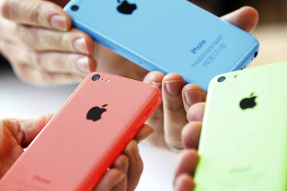 
	Pessoas checam as vers&otilde;es do novo iPhone 5C ap&oacute;s evento da Apple em Cupertino, Calif&oacute;rnia: a vers&atilde;o mais barata do smartphone custar&aacute; 45 d&oacute;lares
 (Stephen Lam/Reuters)