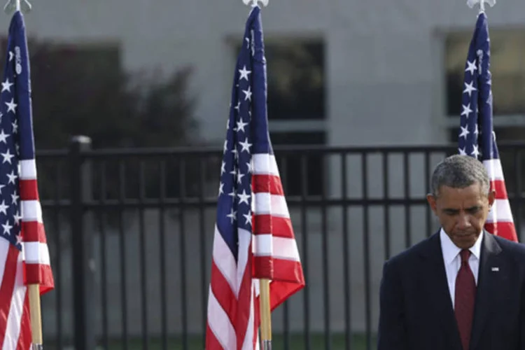 Presidente norte-americano Barack Obama é visto em prece durante homenagem a vítimas do ataque terrorista de 11 de Setembro de 2001, em Washington (Gary Cameron/Reuters)