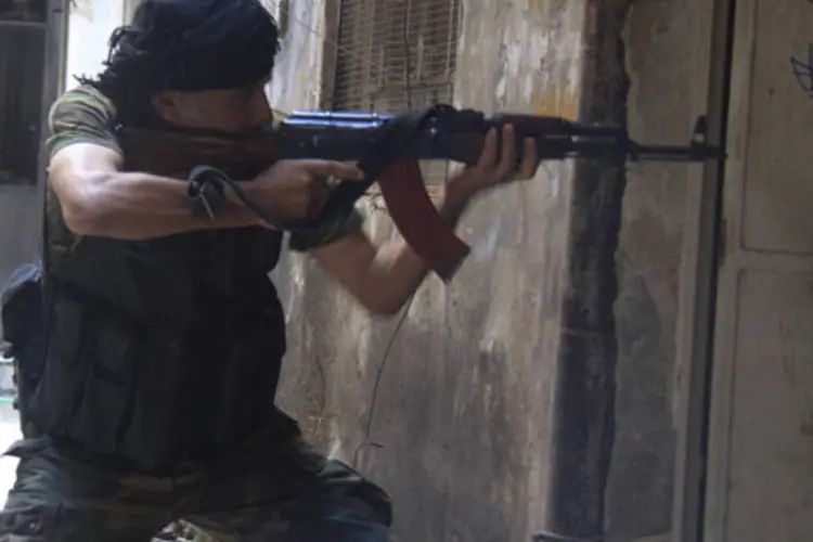 Membro do Exército Livre da Síria em uma posição defensiva no campo de refugiados de Yarmouk, em Damasco (Ward Al-Keswani/Reuters)