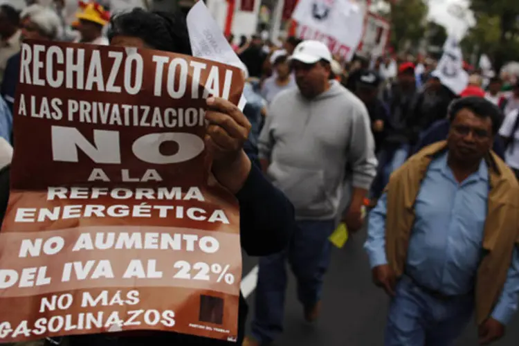 Manifestante durante uma passeata contra uma reforma na educação impulsionada pelo governo na Cidade do México (Tomas Bravo/Reuters)