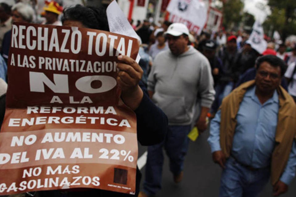 Polícia reprime professores e esvazia Zócalo, no México