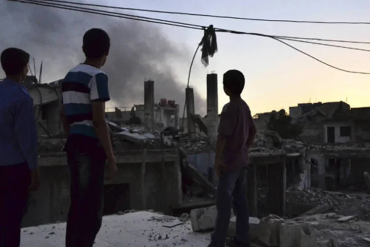 
	Fuma&ccedil;a de um tanque do governo s&iacute;rio: em 25 de julho, a Organiza&ccedil;&atilde;o das Na&ccedil;&otilde;es Unidas estimou em 100 mil o n&uacute;mero de mortos no conflito
 (Bassam Khabieh/Reuters)