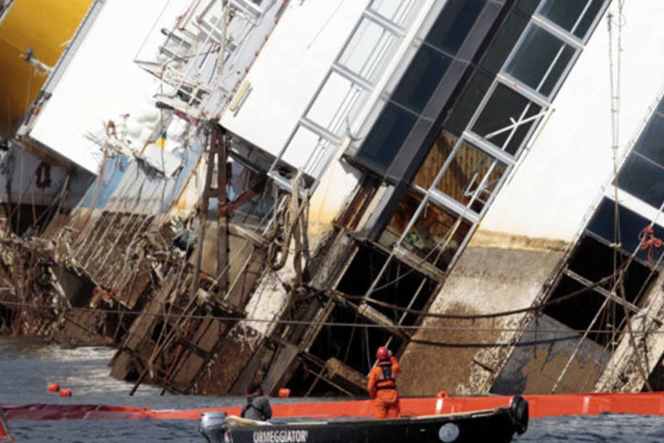 Costa Concordia é parcialmente erguido em ilha italiana