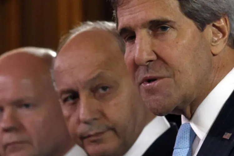 Secretário de Estado dos EUA, John Kerry, fala em coletiva de imprensa ao lado dos chanceleres da França, Laurent Fabius, e da Grã-Bretanha, William Hague, em Paris (Charles Platiau/Reuters)