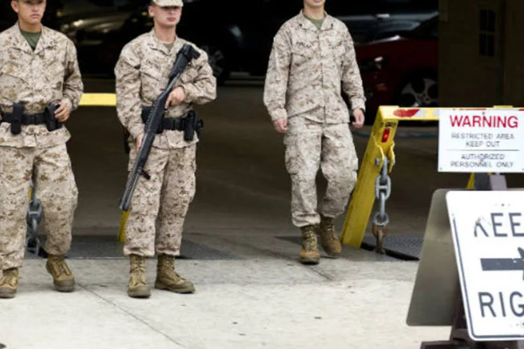 
	Membros da Marinha dos Estados Unidos: a Base de Suporte Naval do Centro-Sul foi brevemente fechada depois do incidente
 (REUTERS/Joshua Roberts)