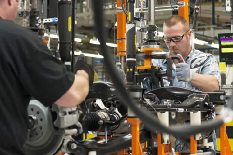 Operários na linha de produção do modelo Jeep Cherokee, em planta da Chrysler em Toledo, no estado de Ohio, EUA (James Fassinger/Reuters)